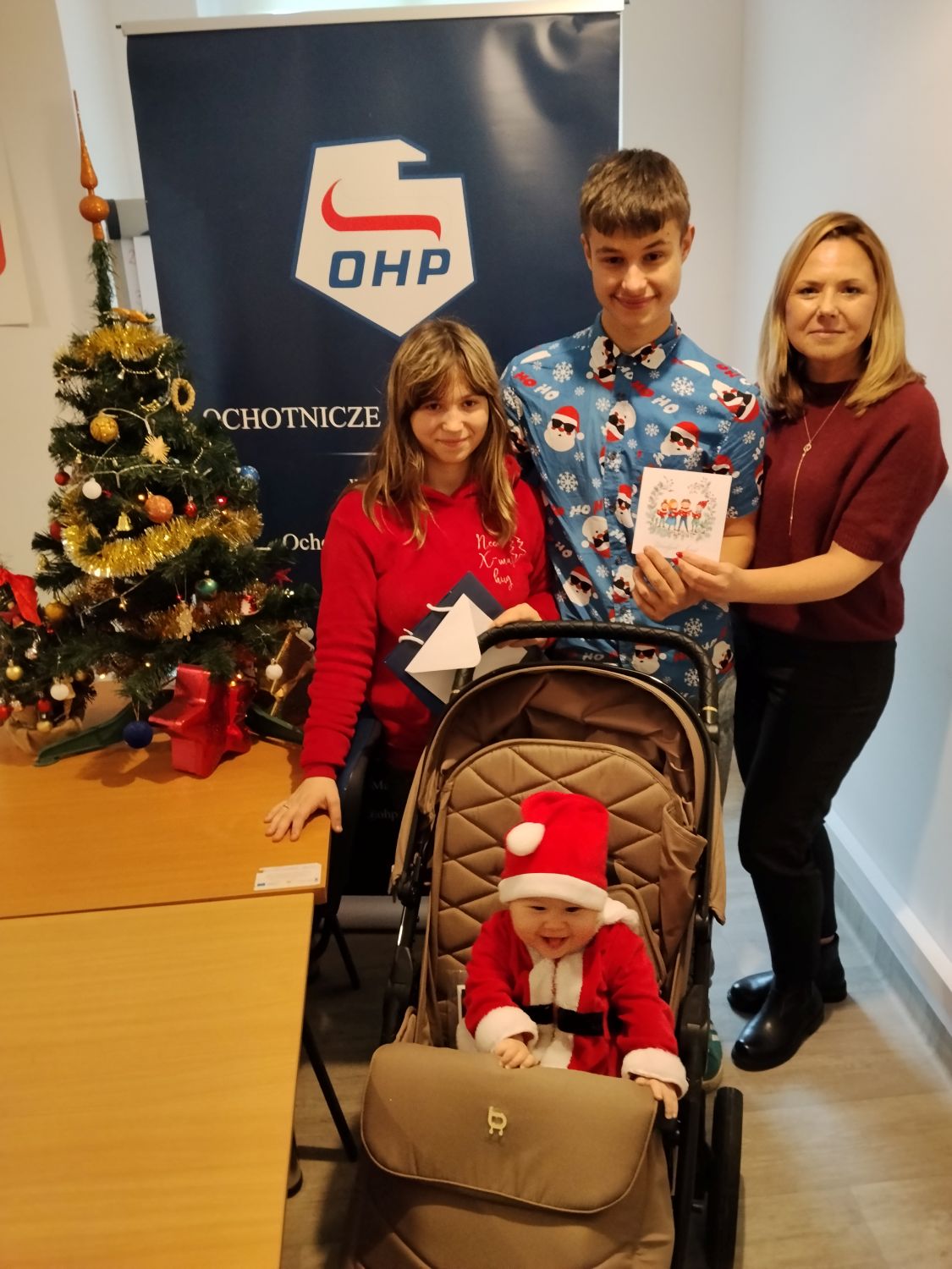 Wręczenie prezentu oraz kartki z życzeniami w ramach akcji „Życie jest cudem”