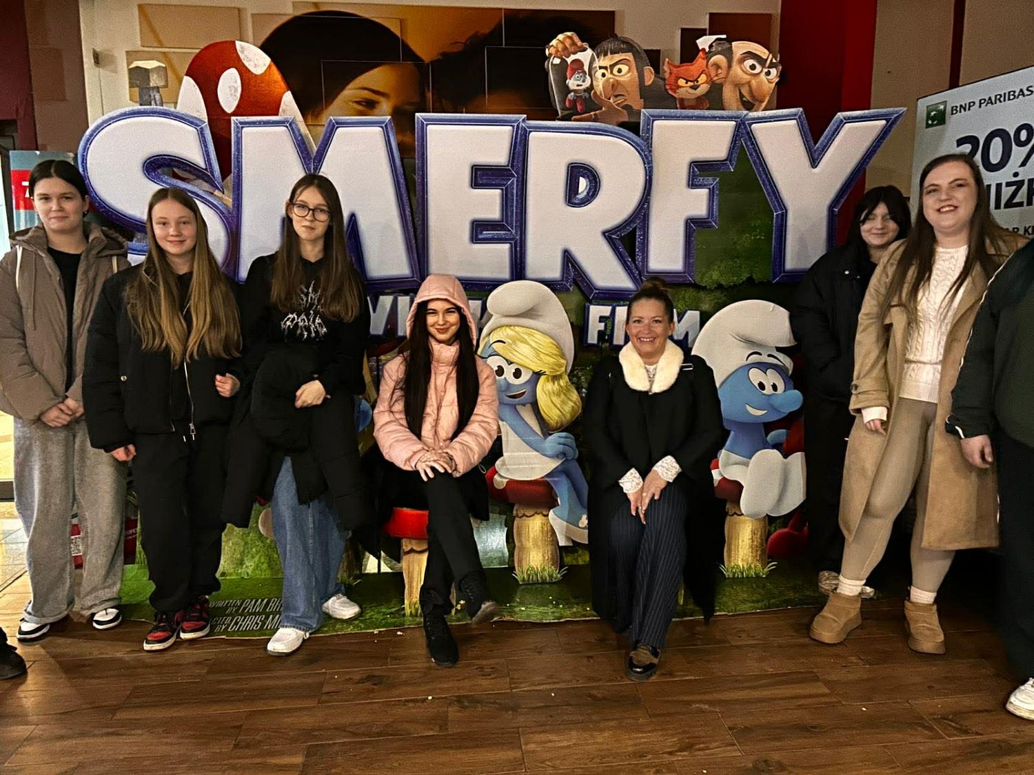 Kadra wraz z uczestnikami podczas wypadu do kina.