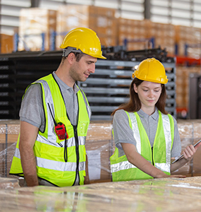 Zarabiasz, gdy inni jeszcze się uczą – plusy i minusy wczesnego wejścia na rynek pracy